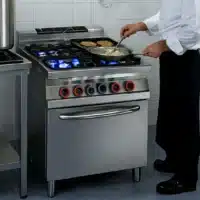 Piano de cuisson 4 feux sur four à gaz